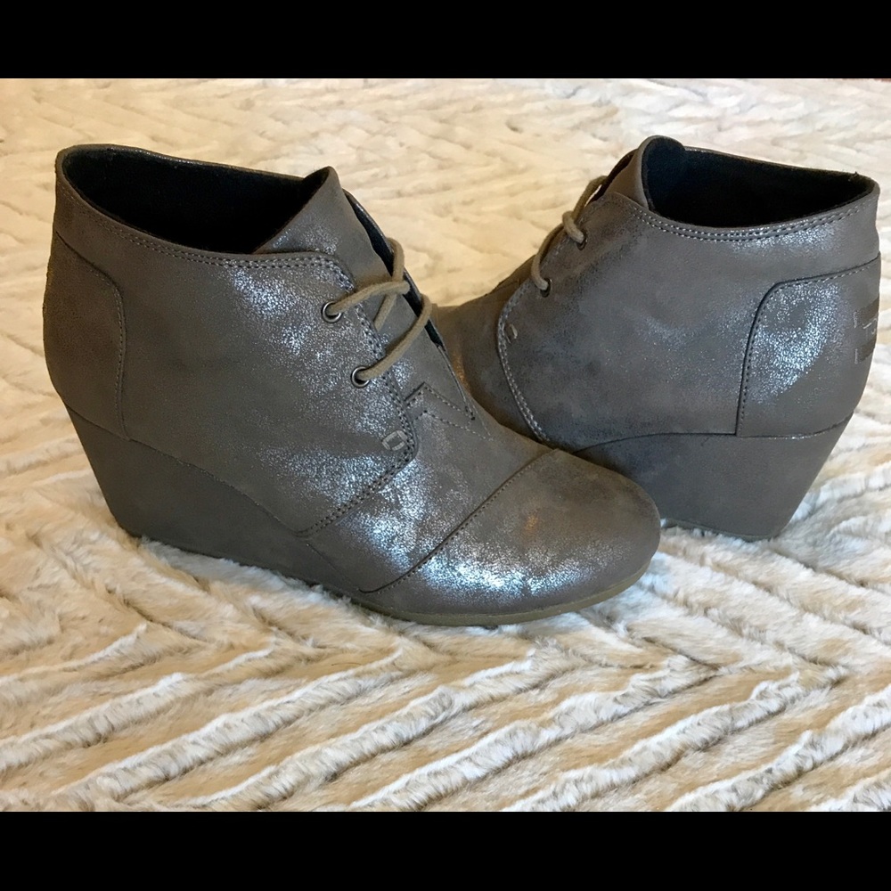 Taupe/ Gunmetal Toms Wedges